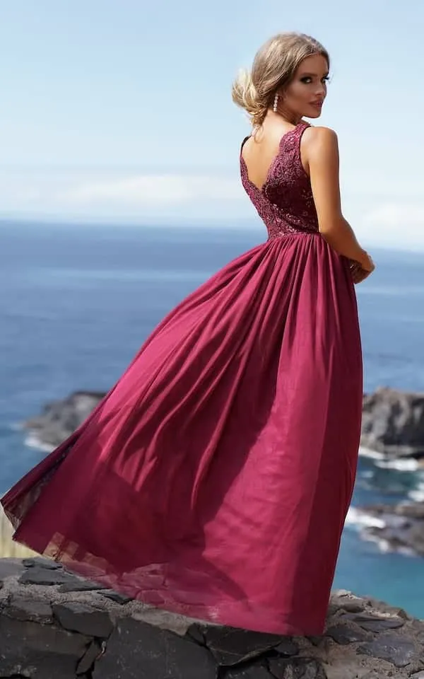 Elegante abito lungo in tulle con corpino ricamato