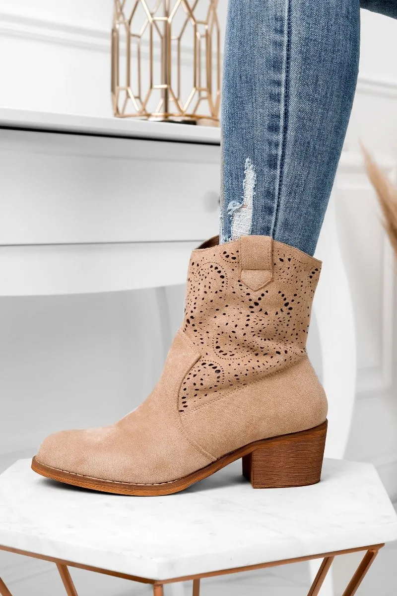 KAIRO - Stivaletti beige traforati con tacco comodo