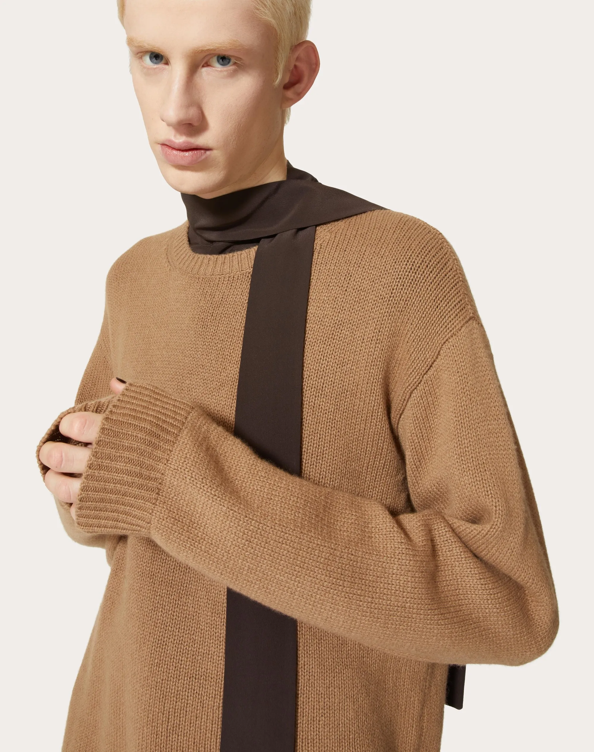 MAGLIONE GIROCOLLO IN CASHMERE CON BORCHIA