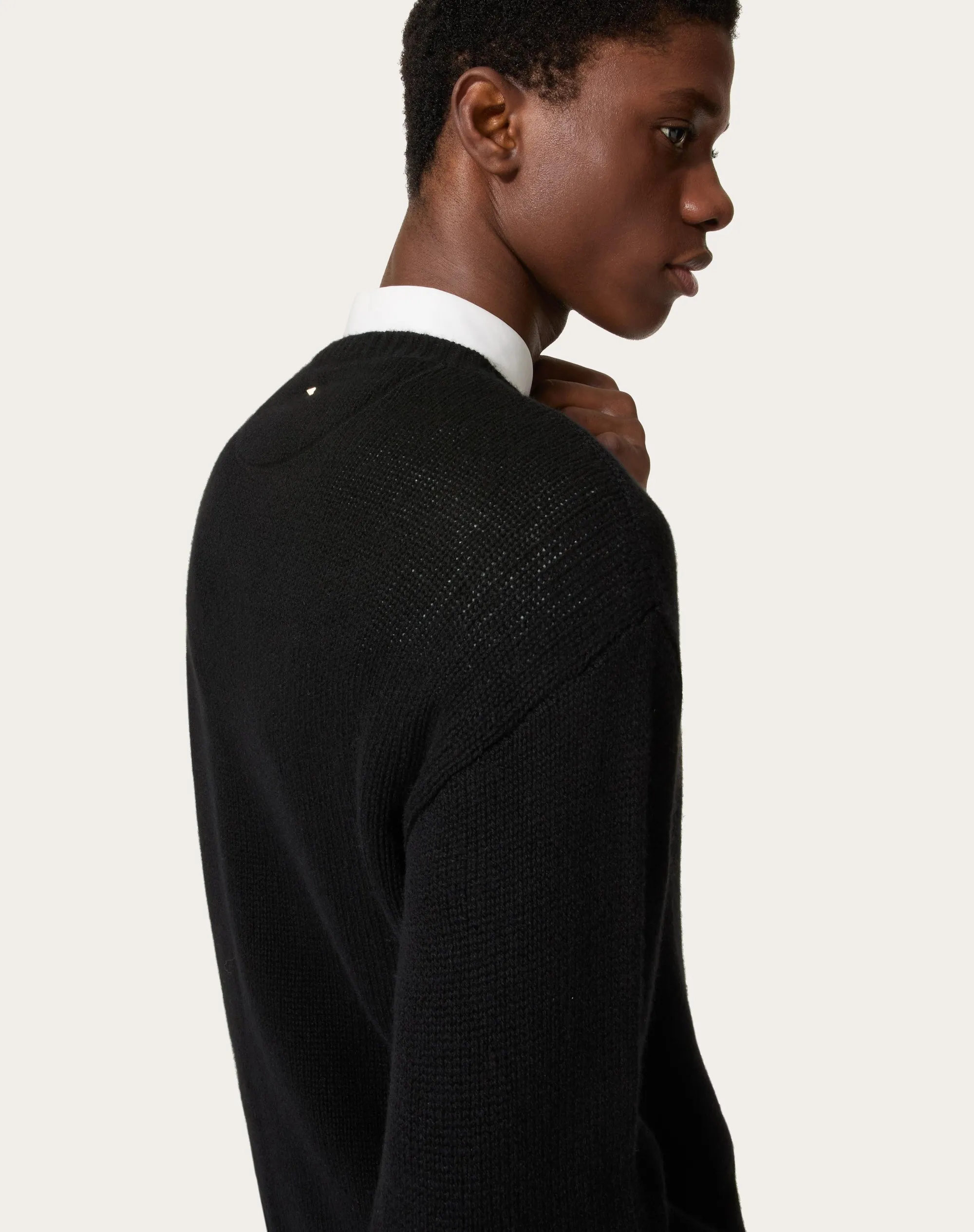 MAGLIONE GIROCOLLO IN CASHMERE CON BORCHIA