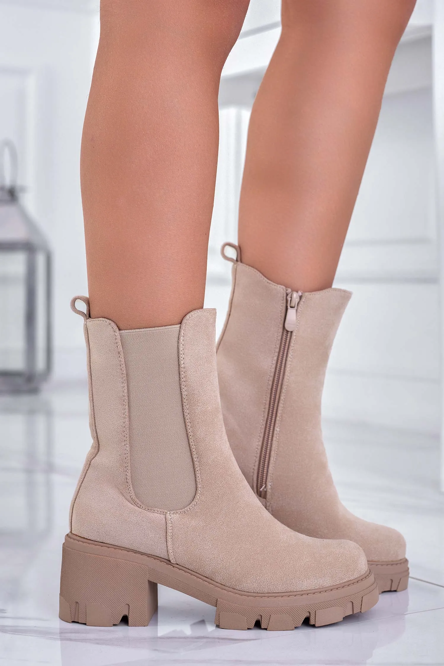 MERY - Stivaletti beige scamosciati con elastico laterale