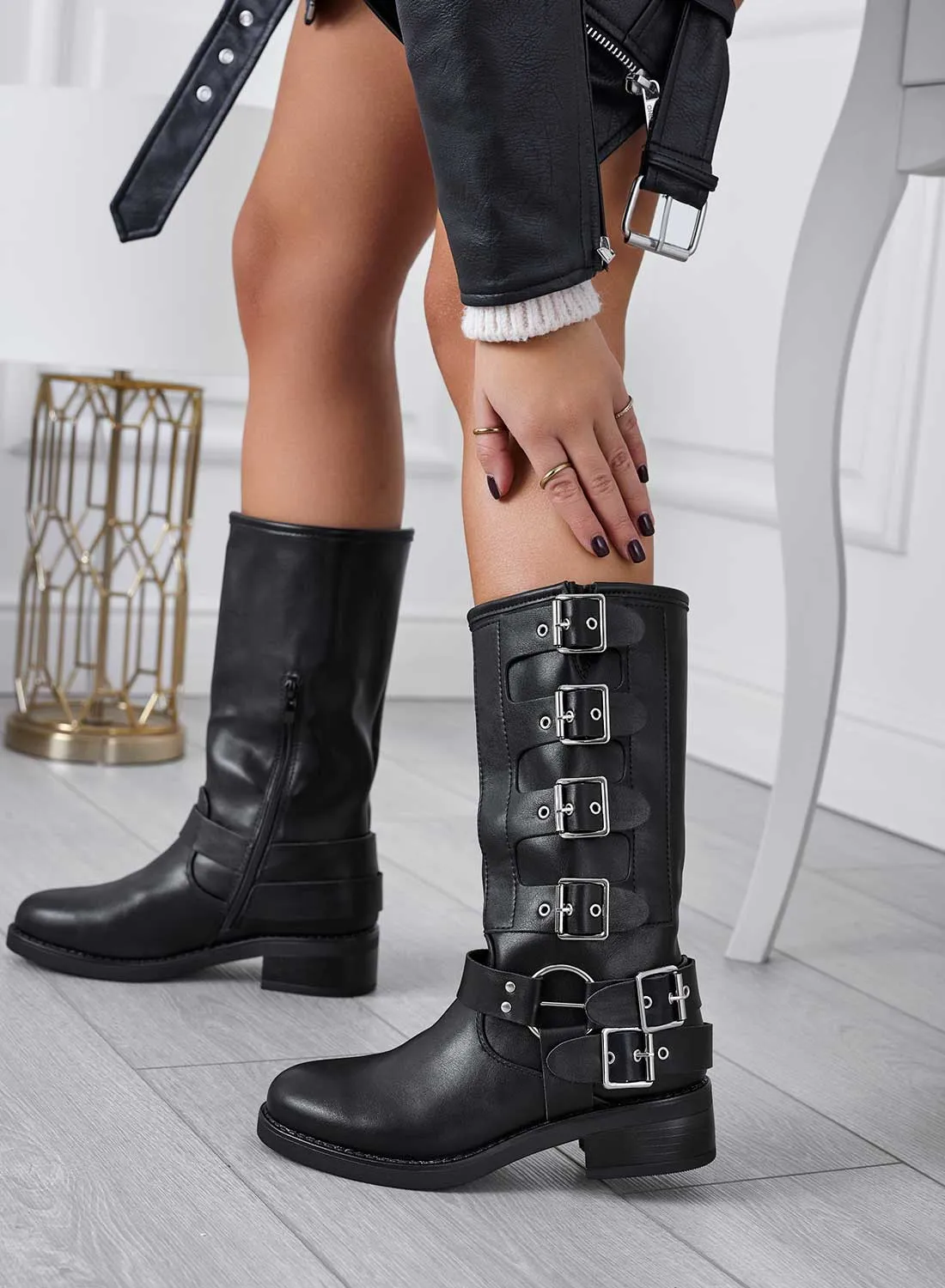 NASTIA - Stivaletti neri biker con fibbie argento
