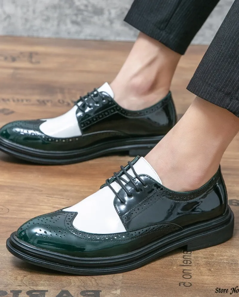 Nuovi uomini del progettista di marca British Green con scarpe brogue bianche Cerimonia nuziale formale Ritorno a casa Oxford Sa