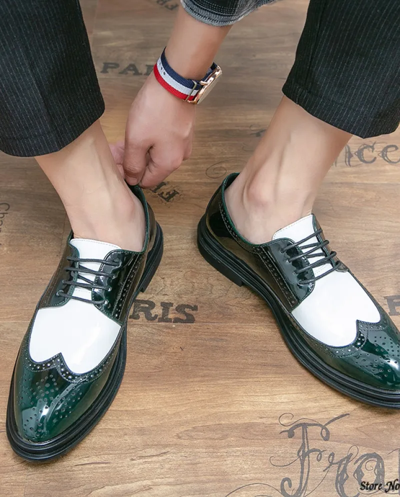 Nuovi uomini del progettista di marca British Green con scarpe brogue bianche Cerimonia nuziale formale Ritorno a casa Oxford Sa