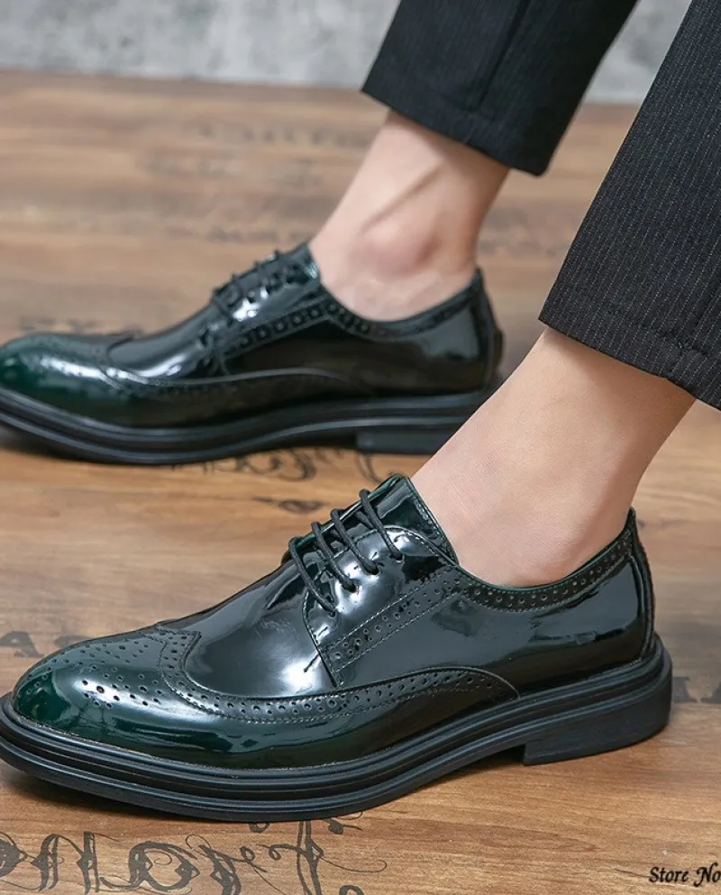 Nuovi uomini del progettista di marca British Green con scarpe brogue bianche Cerimonia nuziale formale Ritorno a casa Oxford Sa
