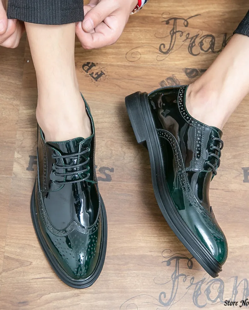Nuovi uomini del progettista di marca British Green con scarpe brogue bianche Cerimonia nuziale formale Ritorno a casa Oxford Sa