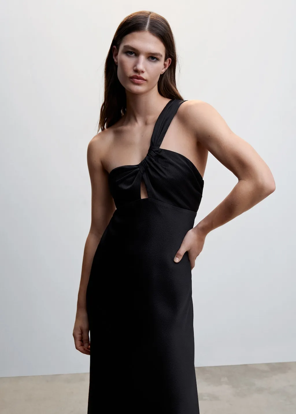 Vestito nero effetto raso asimmetrico