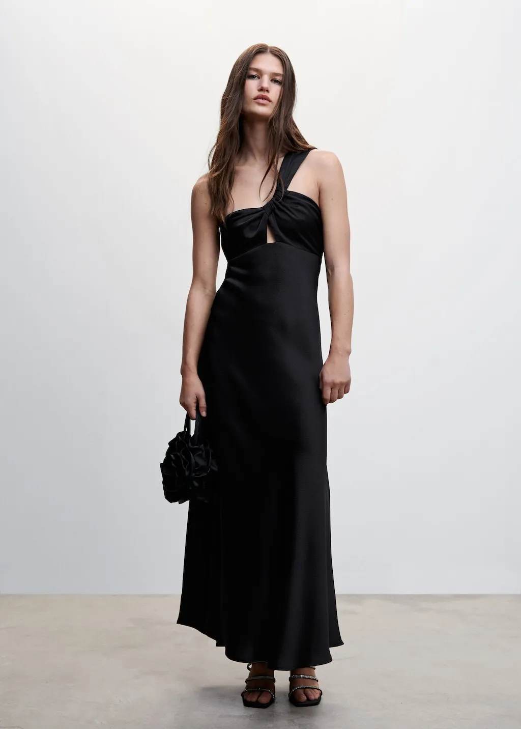 Vestito nero effetto raso asimmetrico