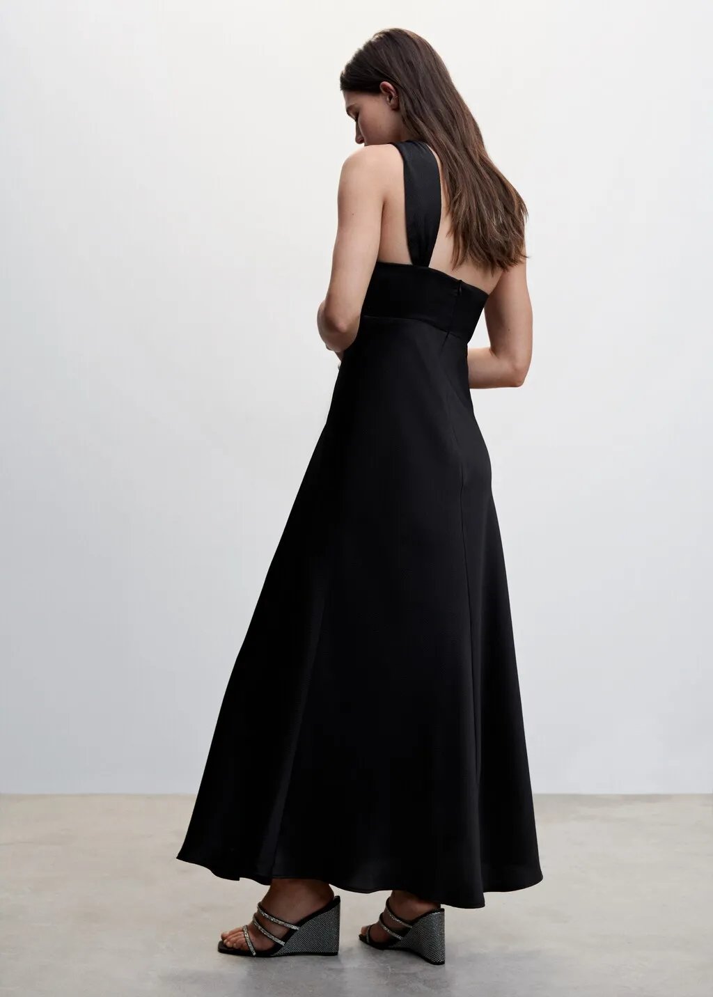 Vestito nero effetto raso asimmetrico