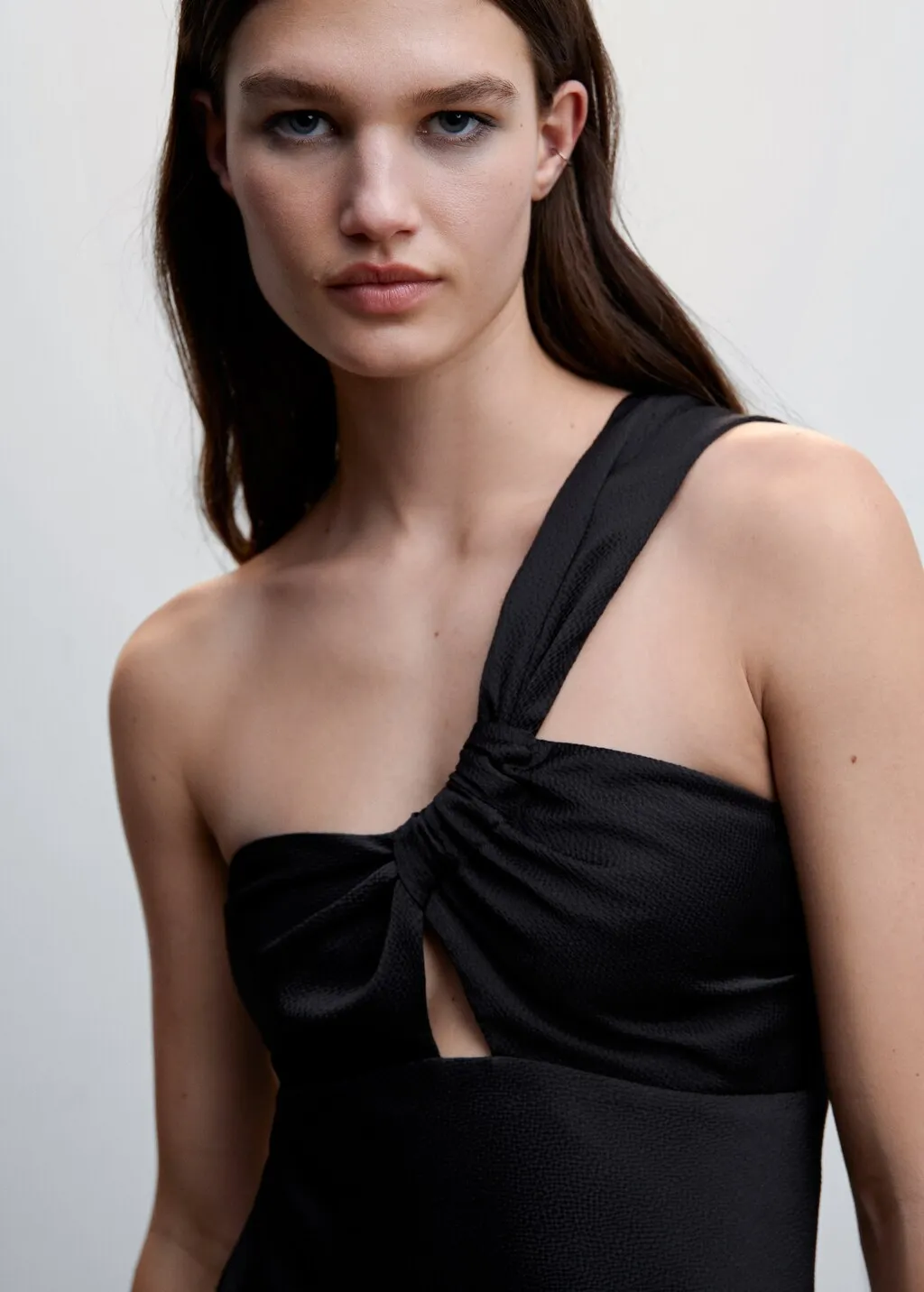 Vestito nero effetto raso asimmetrico