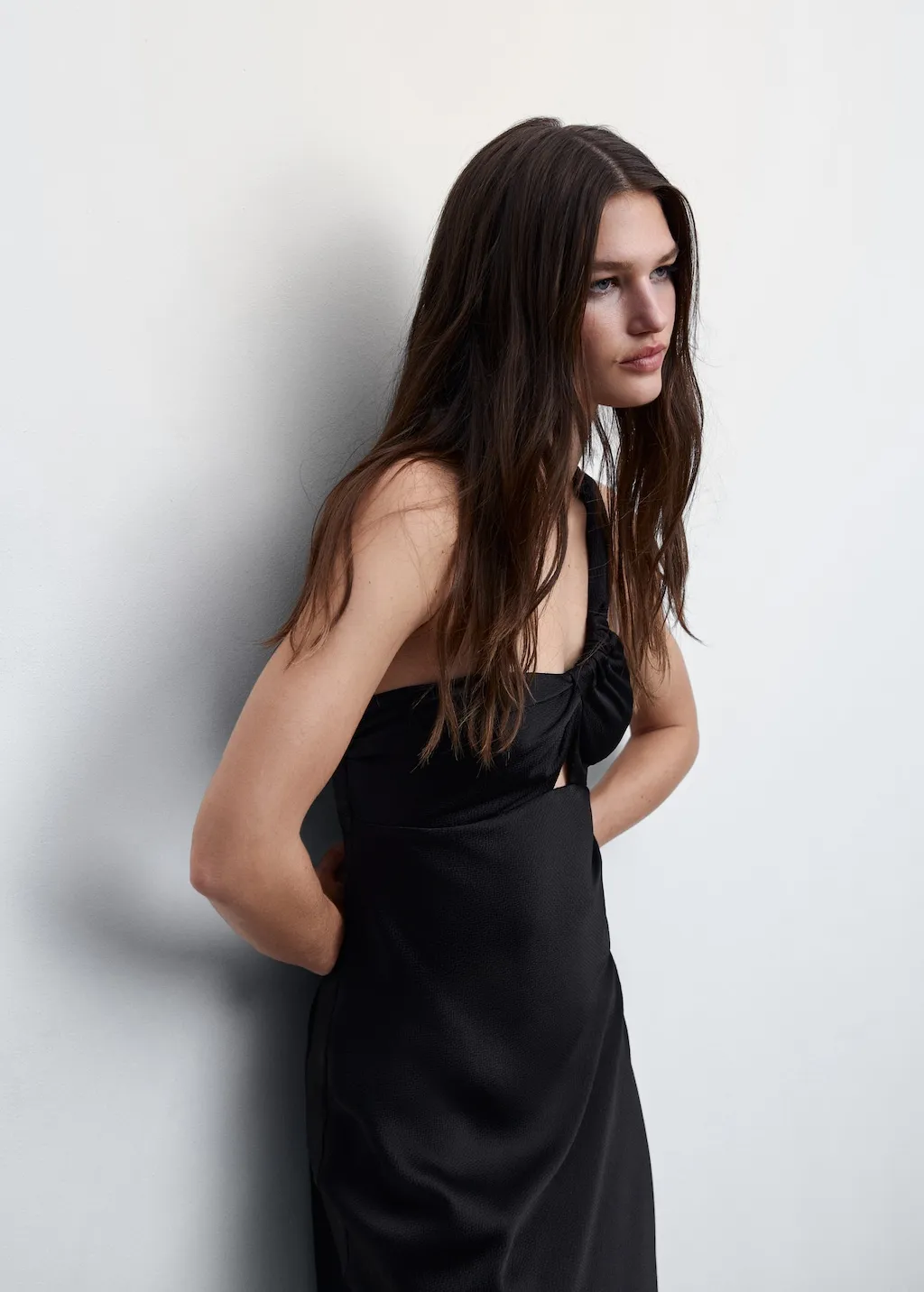 Vestito nero effetto raso asimmetrico