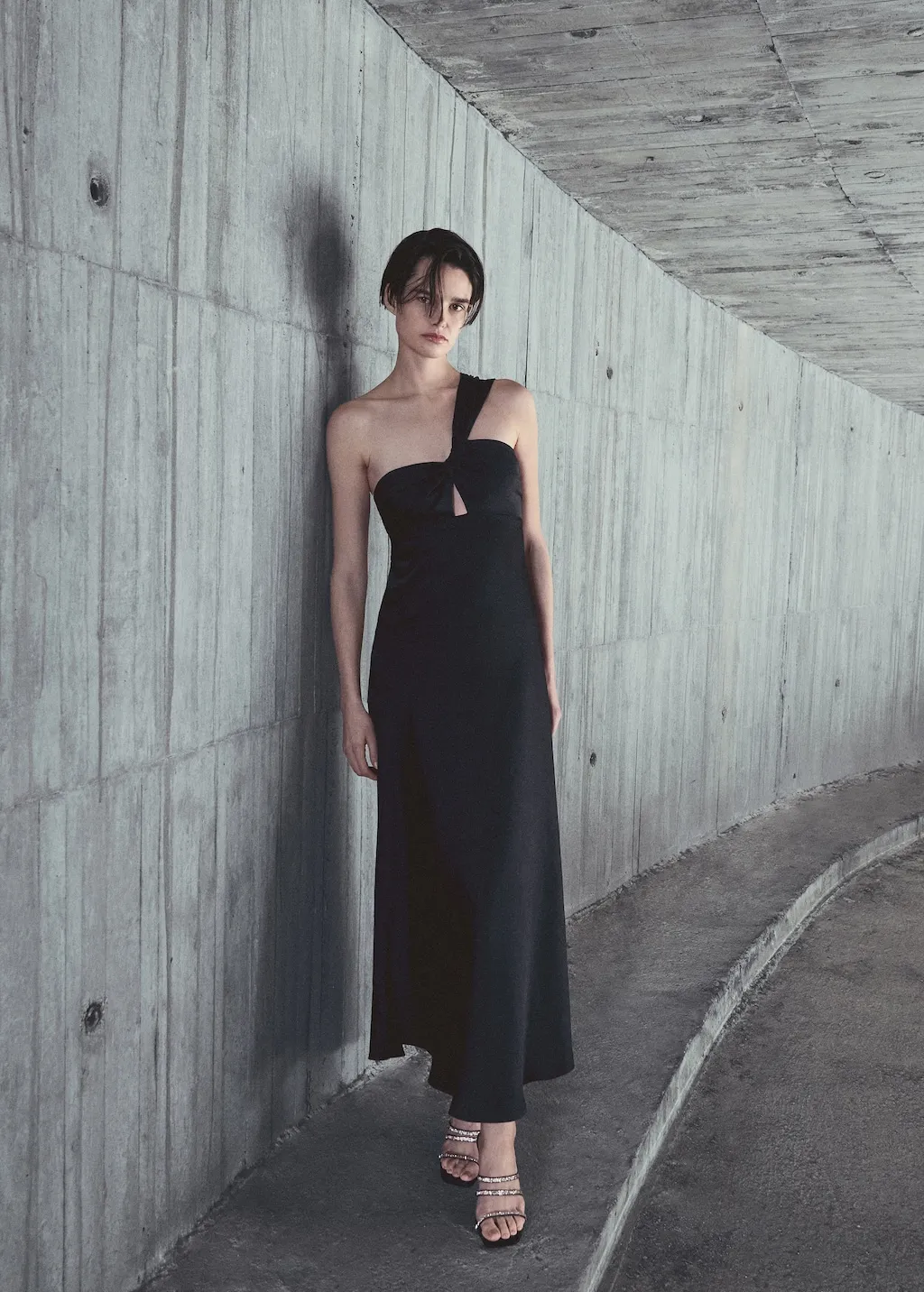 Vestito nero effetto raso asimmetrico