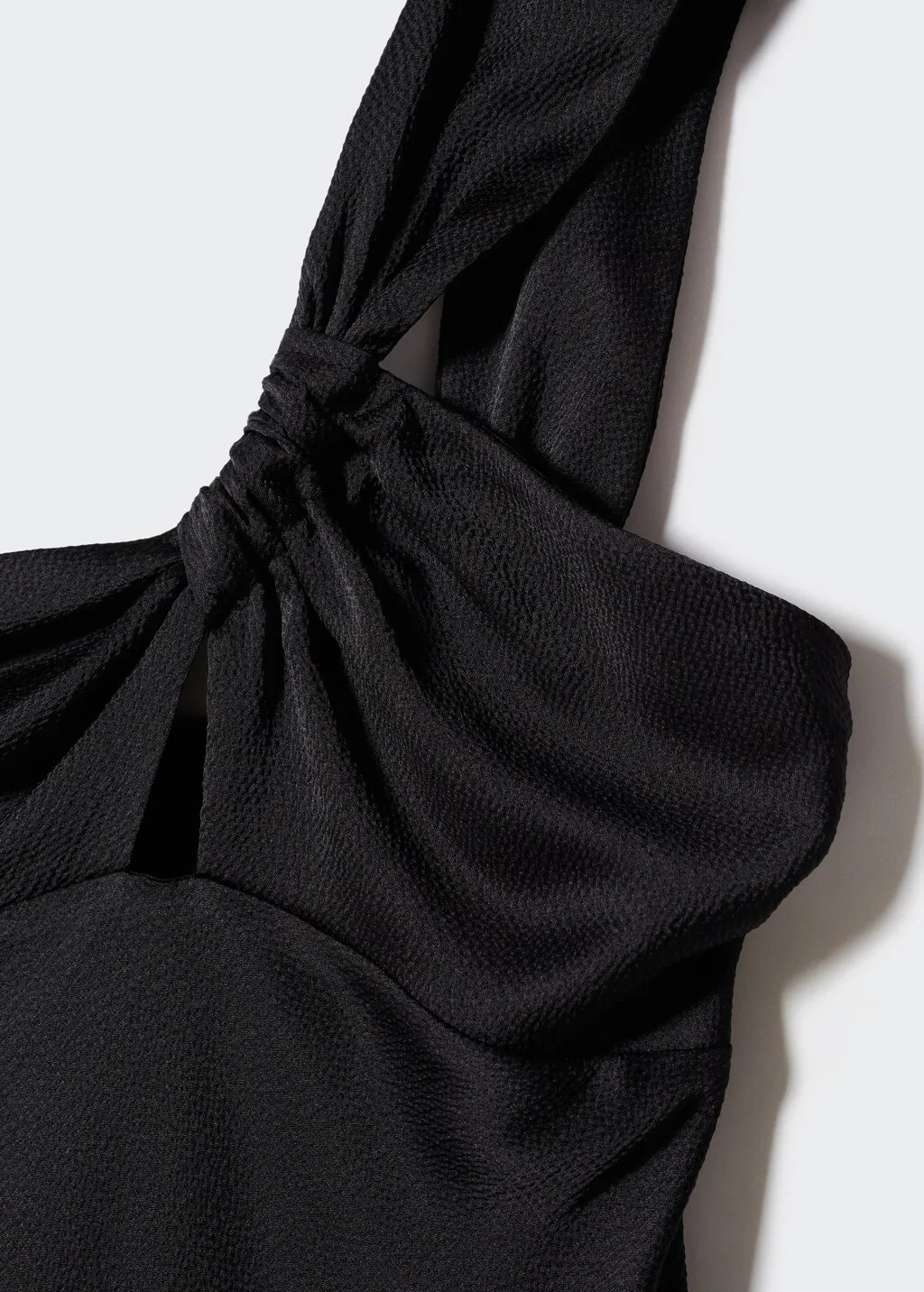 Vestito nero effetto raso asimmetrico